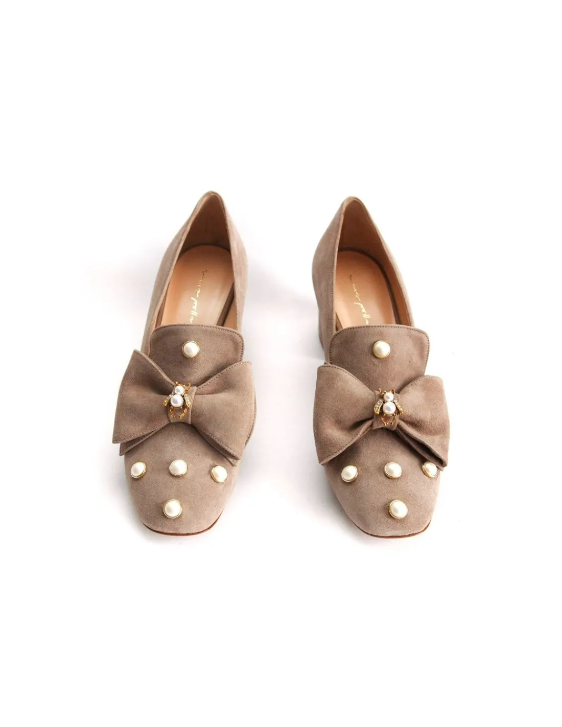 Damskie Anna Pollen czolenka zamszowe bezowe z kokarda perlami i malutka mucha