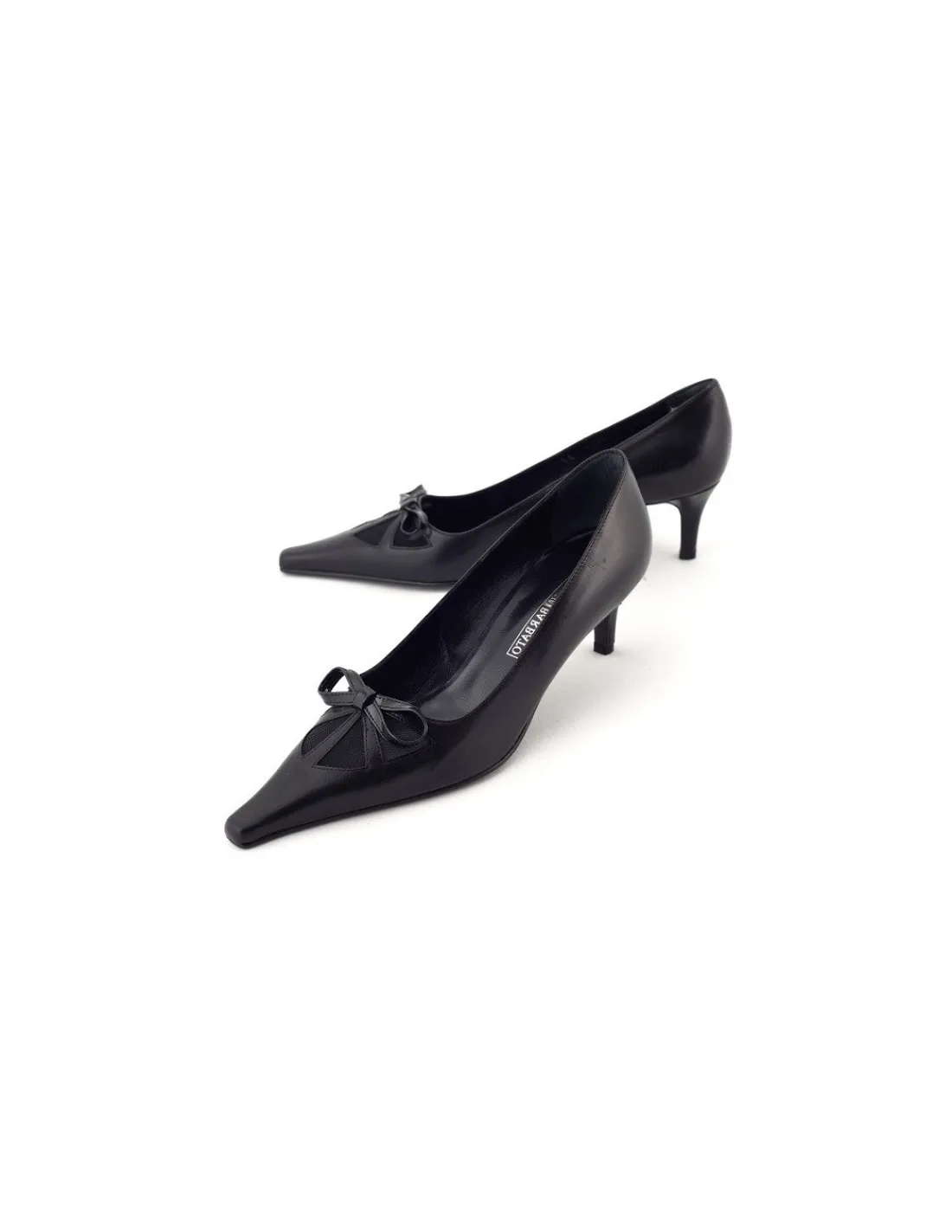 antonio_barbato__czolenka_1-1.webp Damskie Antonio Barbato czolenka z rozeta i lakierowana kokardka, czarna skora, zgrabne niskie obcasy