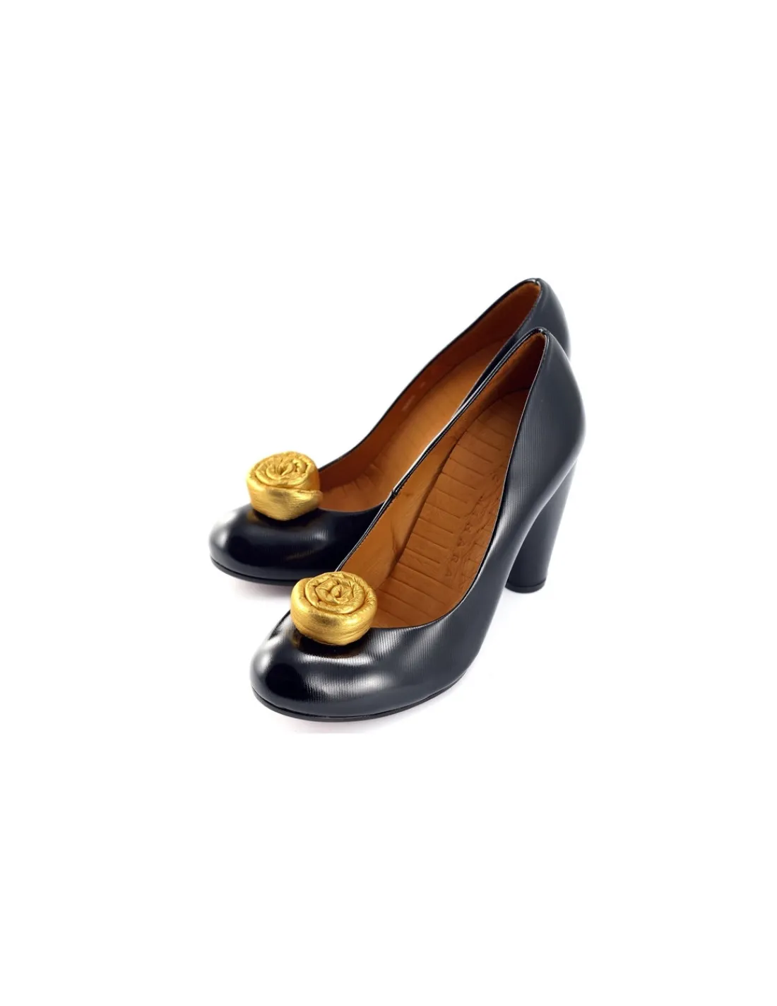 Damskie Chie Mihara czolenka ze strukturalnej lakierowanej skory i zlota ozdoba