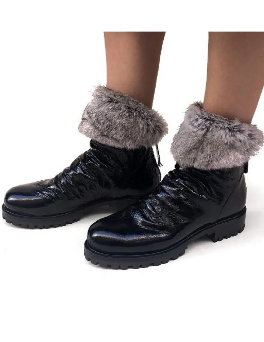 Damskie Halmanera botki z naturalnym futrem, skora lakierowana, zamek wzdluz linii piety