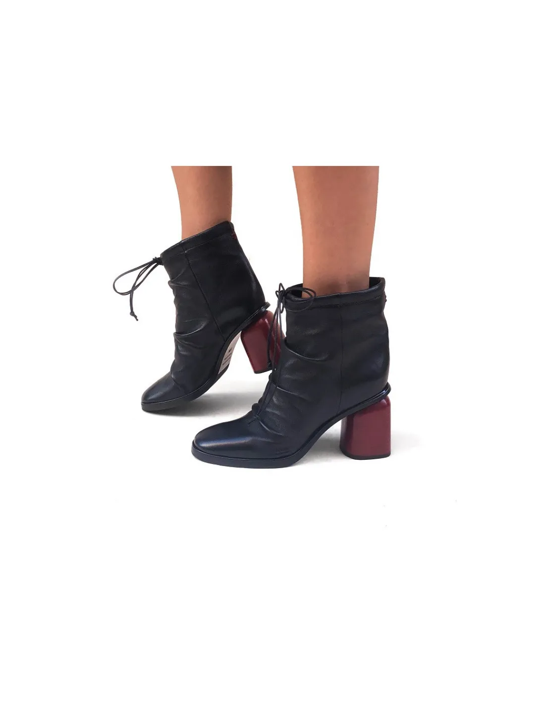 halmanera_botki_wsuwane_n_2.webp Damskie Halmanera botki wsuwane, naturalna czarna owcza skora i czerwone obcasy, unikatowe