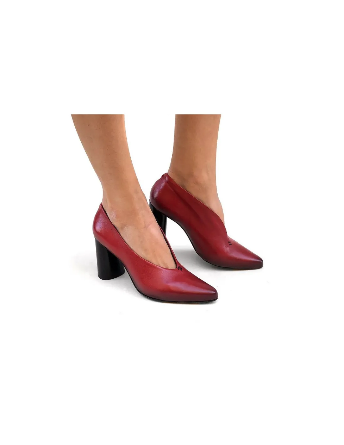 halmanera_czolenka_miekka_2.webp Damskie Halmanera czolenka, miekka naturalna czerwona skora, asymetryczne wyciecie, czarne obcasy w formie walca