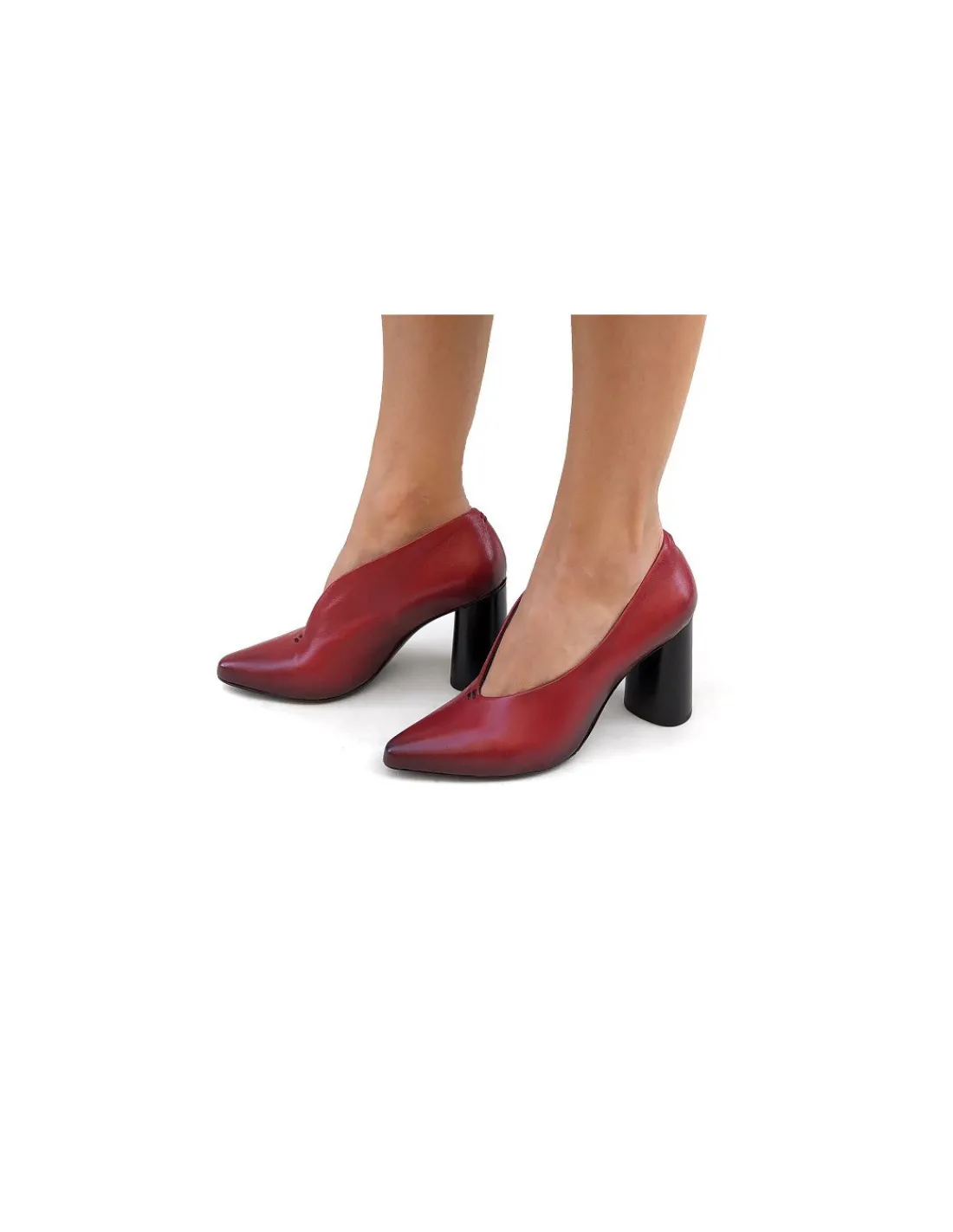 halmanera_czolenka_miekka_4.webp Damskie Halmanera czolenka, miekka naturalna czerwona skora, asymetryczne wyciecie, czarne obcasy w formie walca