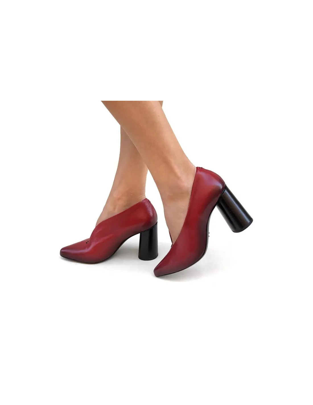 halmanera_czolenka_miekka_5.webp Damskie Halmanera czolenka, miekka naturalna czerwona skora, asymetryczne wyciecie, czarne obcasy w formie walca