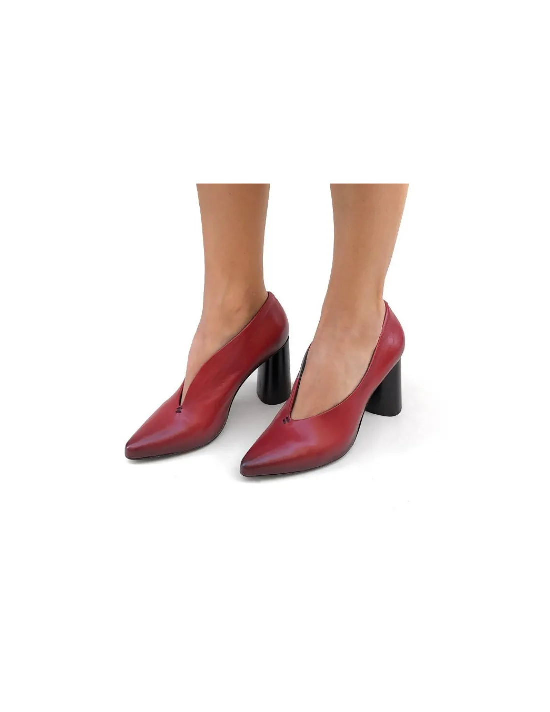 halmanera_czolenka_miekka_6.webp Damskie Halmanera czolenka, miekka naturalna czerwona skora, asymetryczne wyciecie, czarne obcasy w formie walca