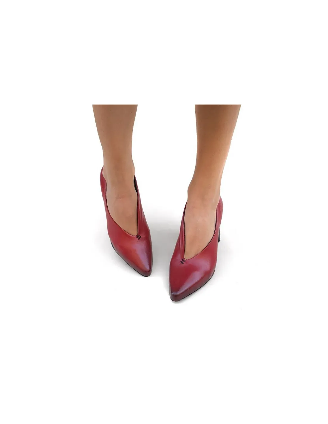 halmanera_czolenka_miekka_8.webp Damskie Halmanera czolenka, miekka naturalna czerwona skora, asymetryczne wyciecie, czarne obcasy w formie walca