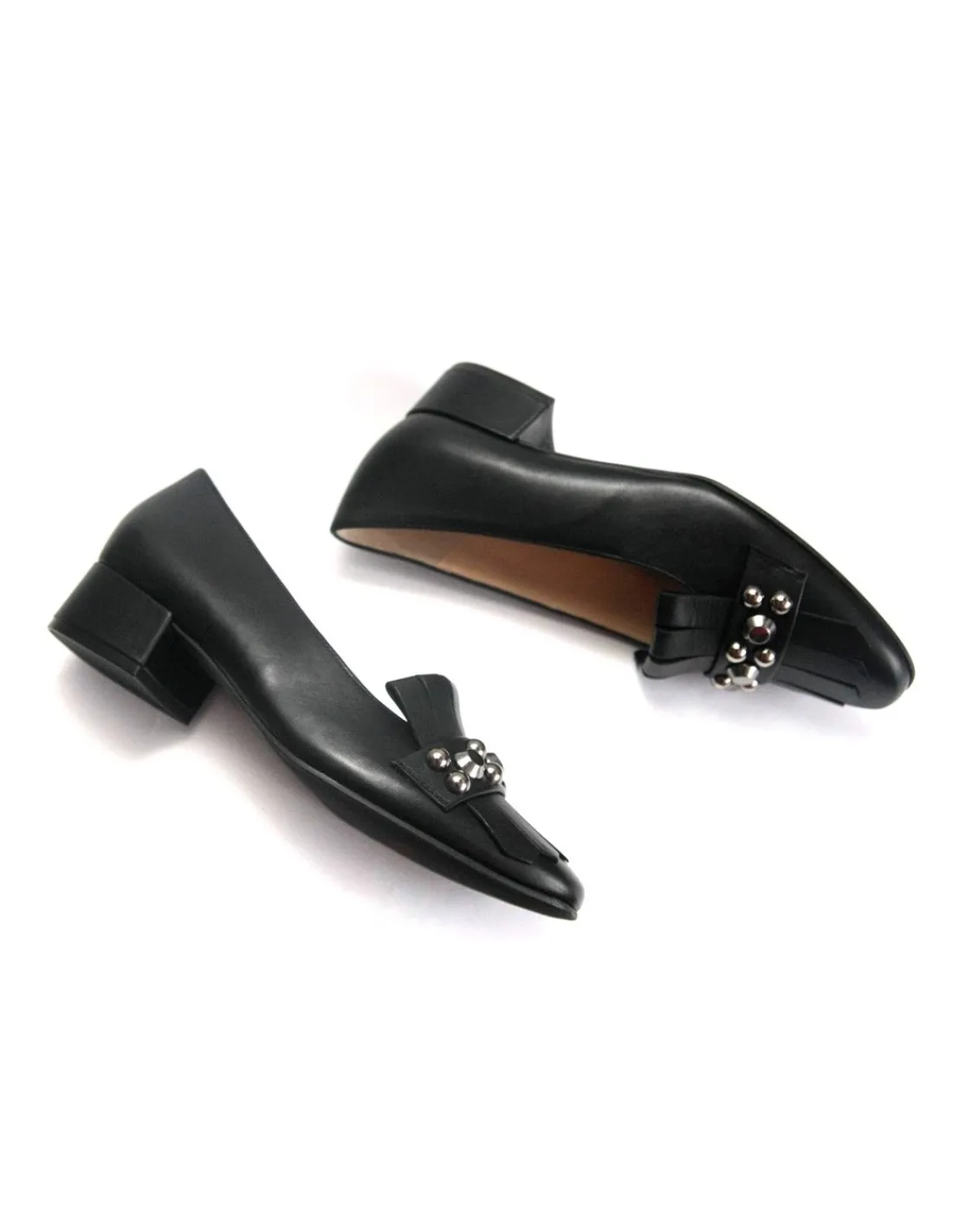 hogl_mokasyny_loafers_cza_5.webp Damskie HOGL mokasyny, loafers czarne skorzane i srebrne oxydowane nity, wygodne niskie obcasy